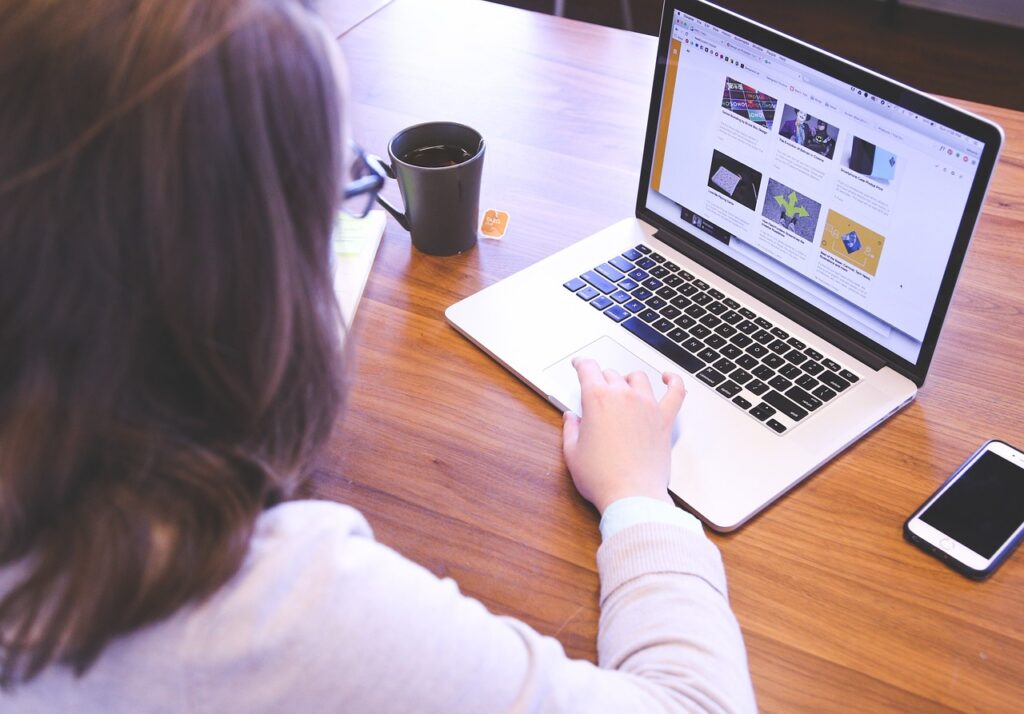 A virtual assistant sorting through emails on a computer, representing effective inbox management.